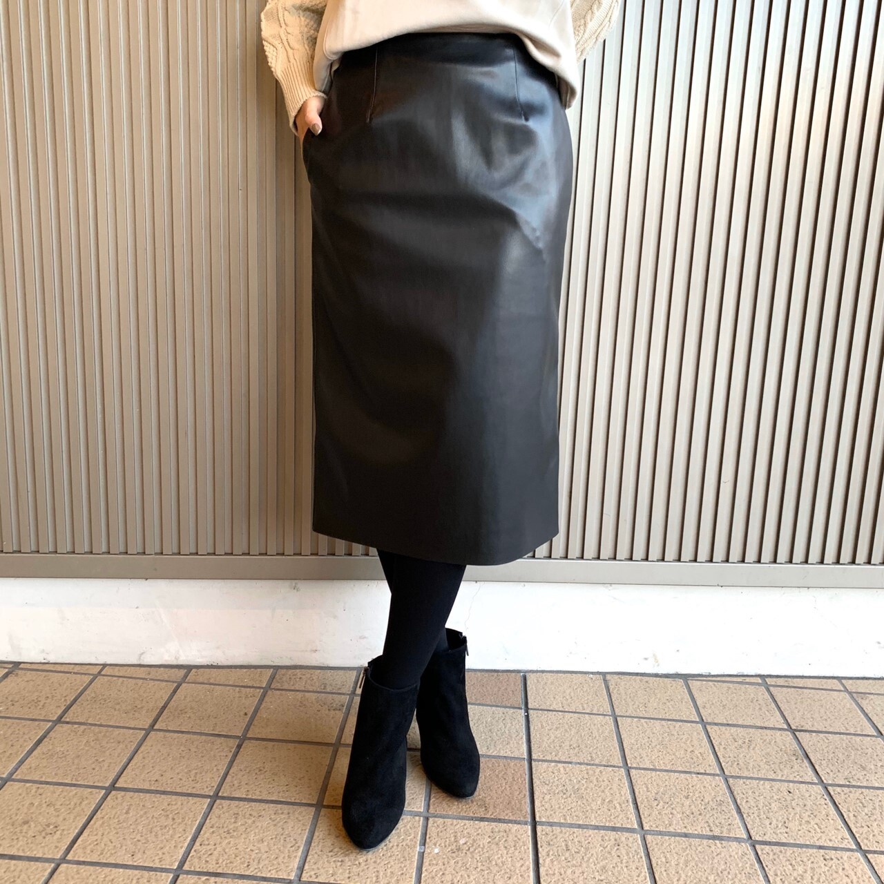 ベージュ×ブラックで甘辛コーデ!ミックス素材が可愛いスウェットトップス♡