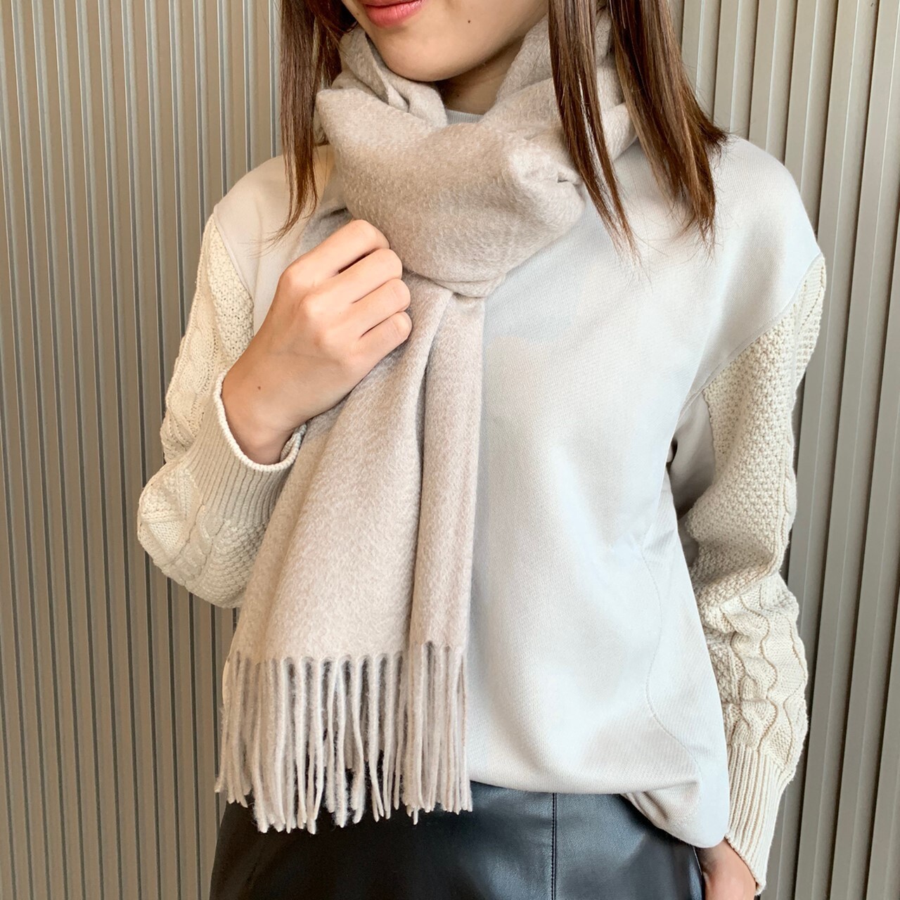 ベージュ×ブラックで甘辛コーデ!ミックス素材が可愛いスウェットトップス♡