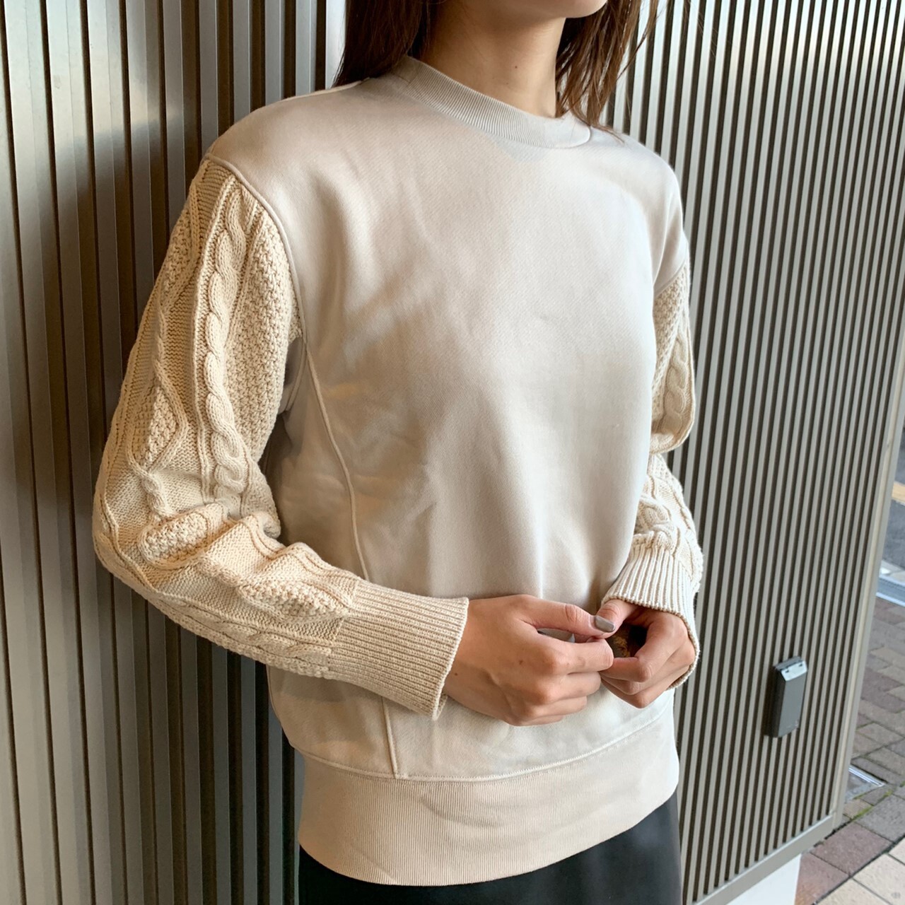 ベージュ×ブラックで甘辛コーデ!ミックス素材が可愛いスウェットトップス♡