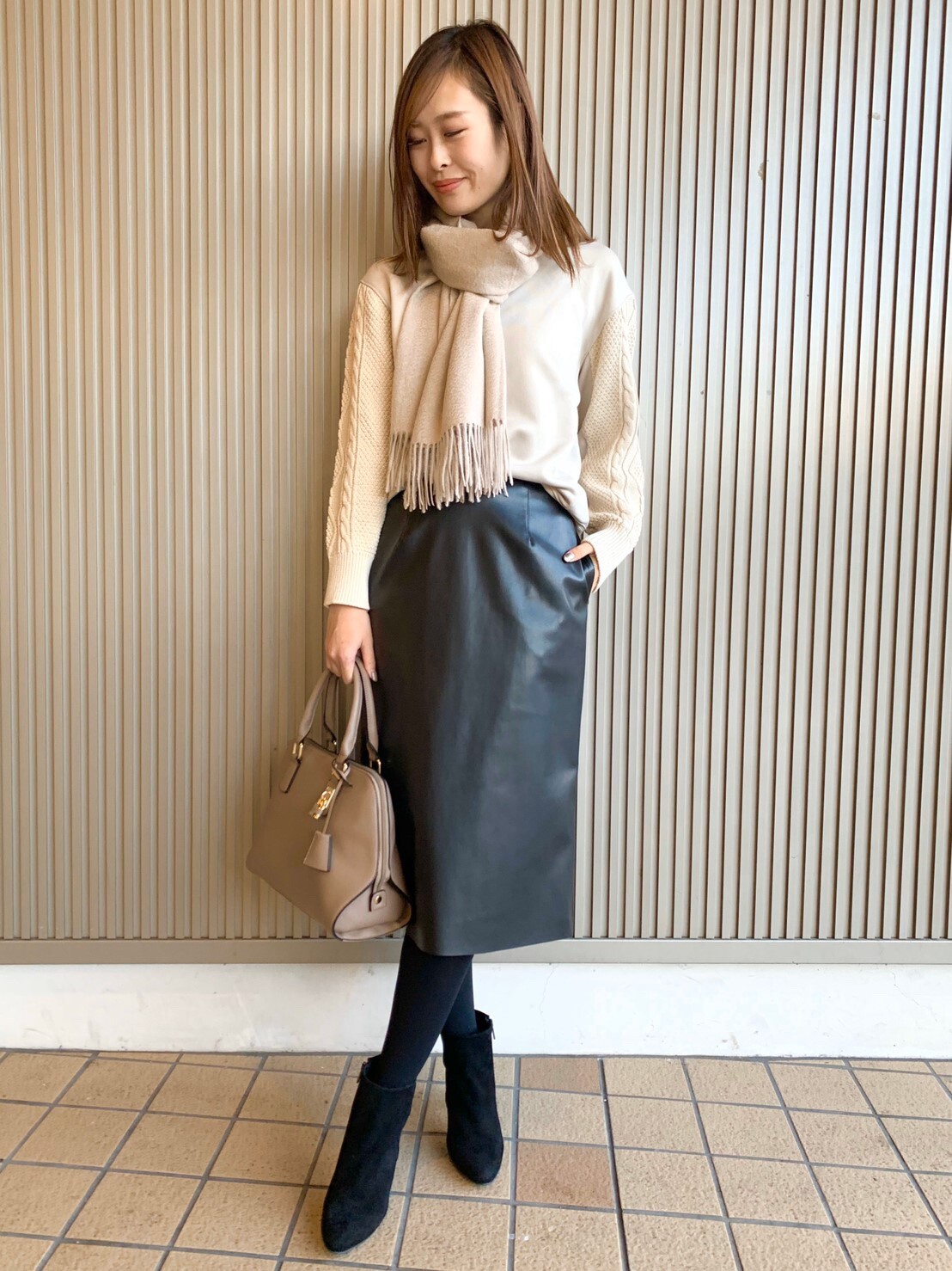 ベージュ×ブラックで甘辛コーデ!ミックス素材が可愛いスウェットトップス♡