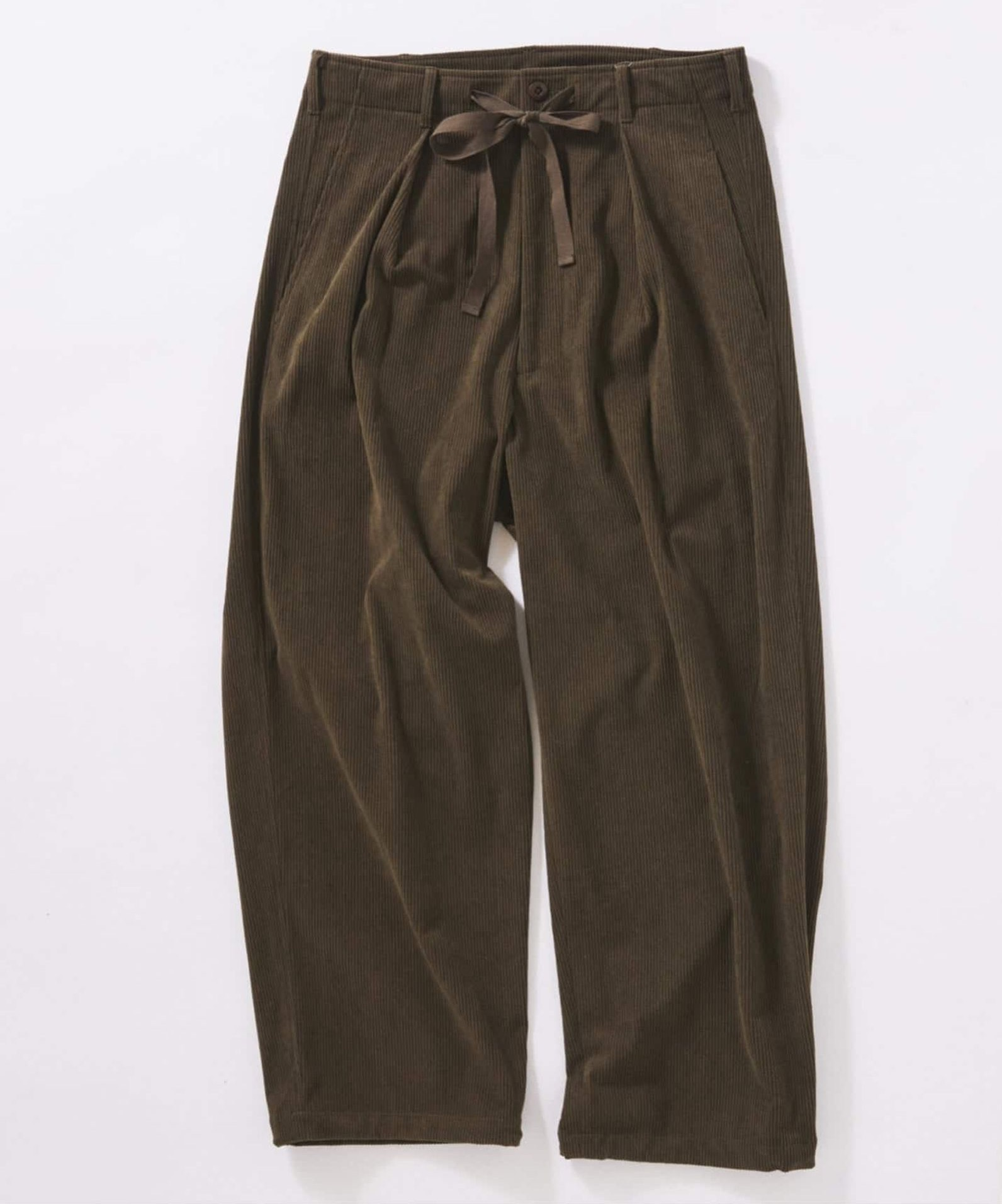 スラックスに、ちょっとした裏切りを。街と休日をつなぐ、一本|RELUME