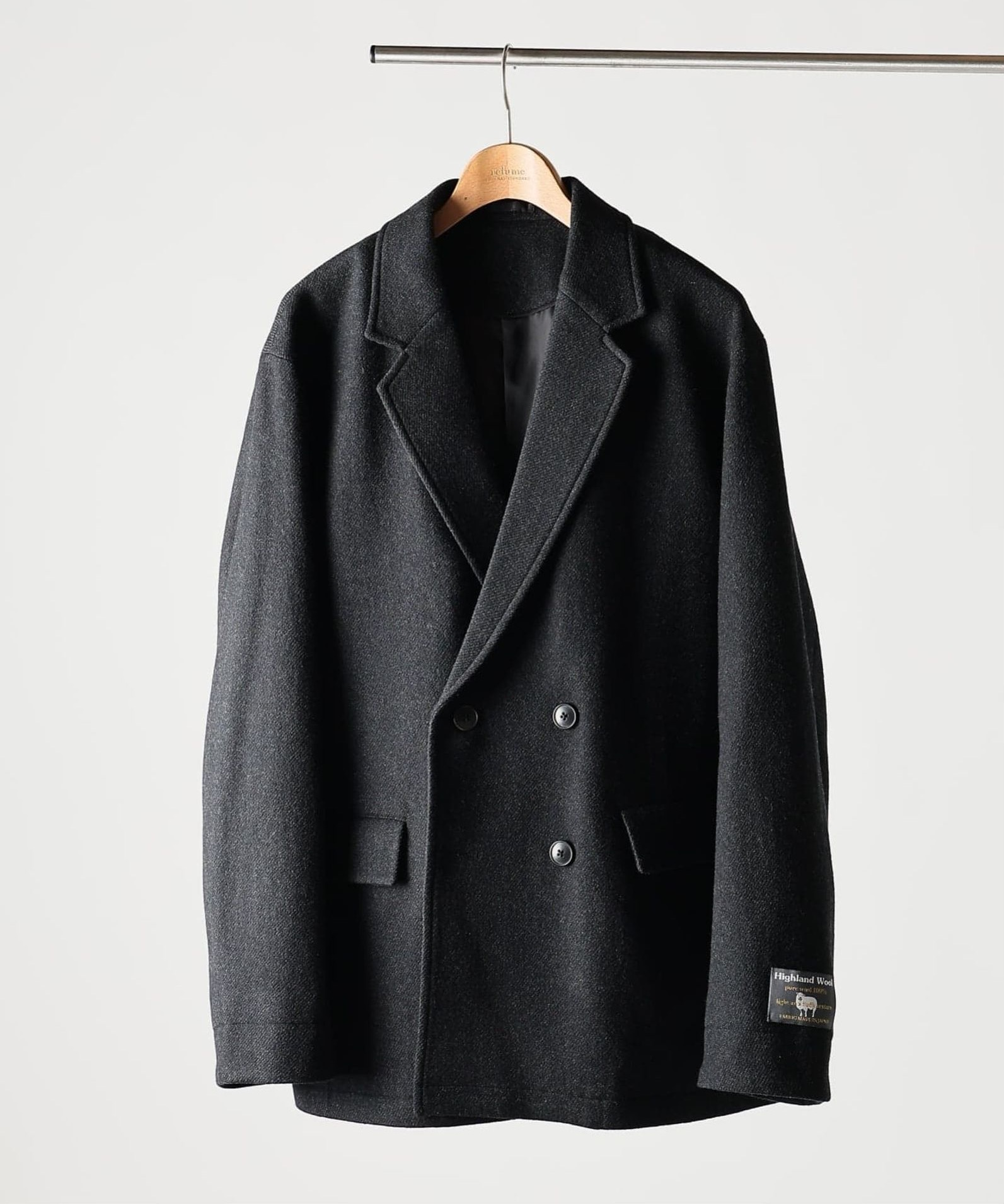 寒いからって、コート一択じゃない。街に馴染む冬のジャケットがある。|RELUME