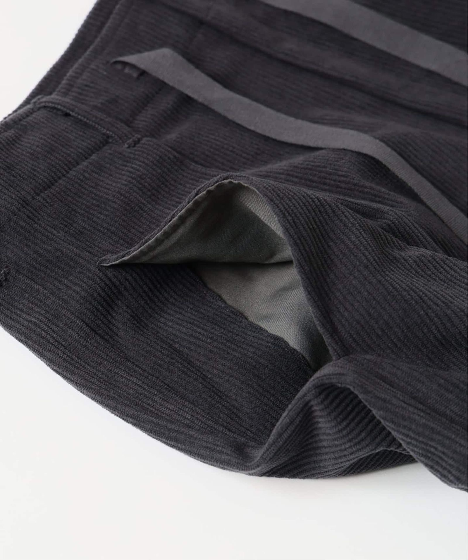 スラックスに、ちょっとした裏切りを。街と休日をつなぐ、一本|RELUME