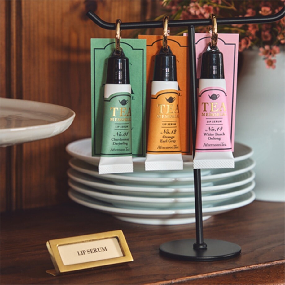 フレグランスシリーズ 「TEA MEMORIAL」がリニューアル。 “わたしらしい香りをまとう”をテーマに、 オードパルファムなど新しいアイテムが登場します。