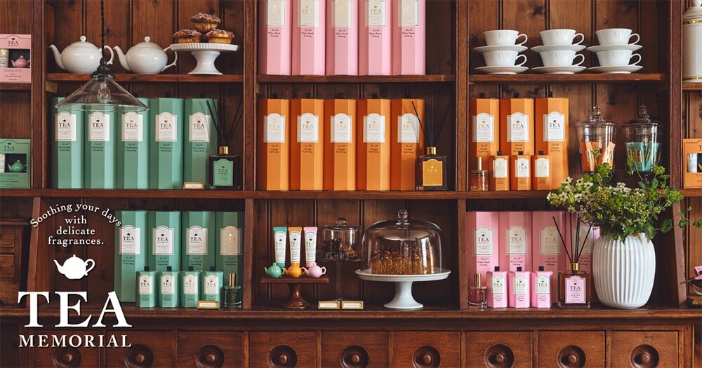 フレグランスシリーズ 「TEA MEMORIAL」がリニューアル。 “わたしらしい香りをまとう”をテーマに、 オードパルファムなど新しいアイテムが登場します。