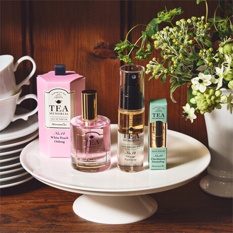 フレグランスシリーズ 「TEA MEMORIAL」がリニューアル。 “わたしらしい香りをまとう”をテーマに、 オードパルファムなど新しいアイテムが登場します。