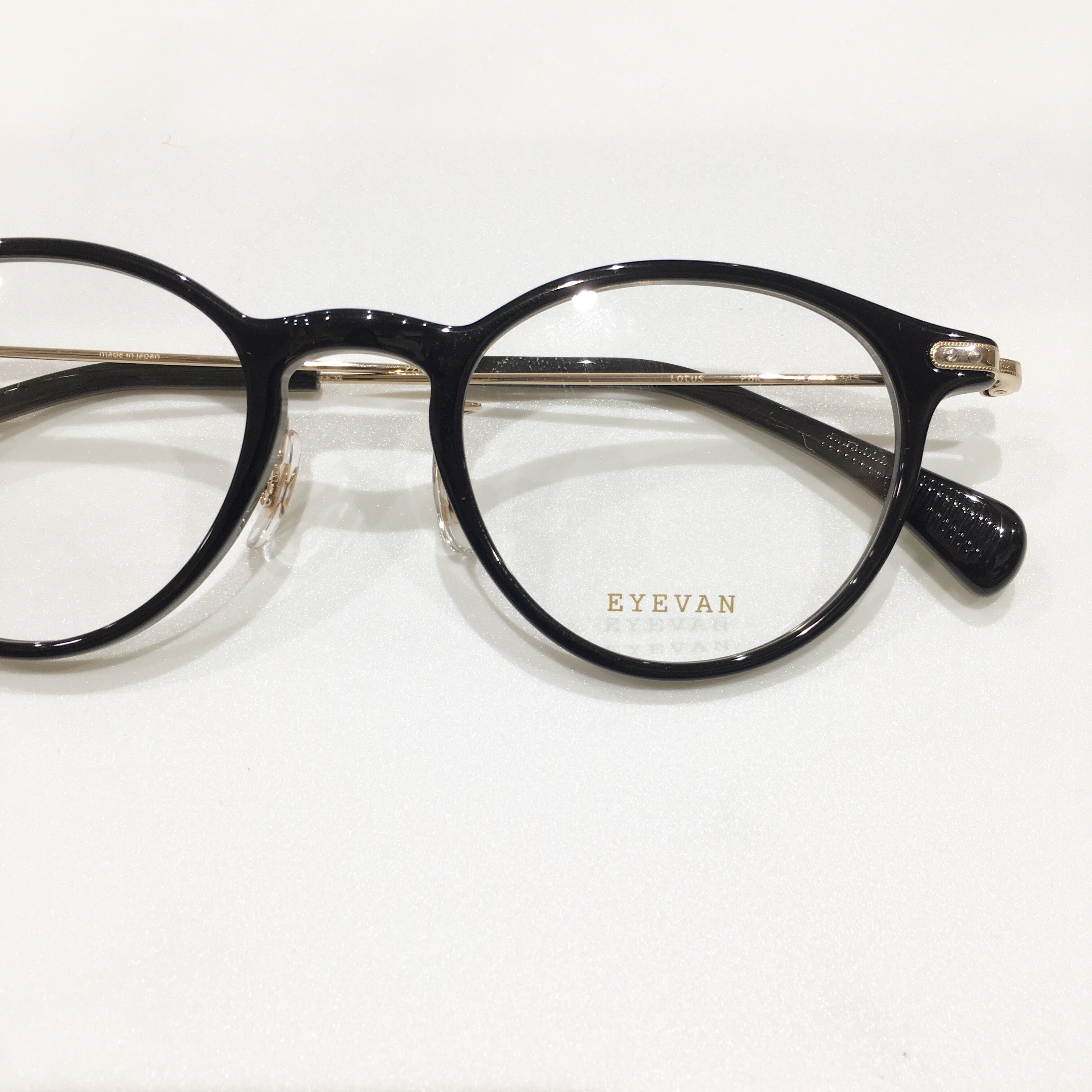 【EYEVAN】きれいめファッションにも合わせやすい黒縁メガネ♪