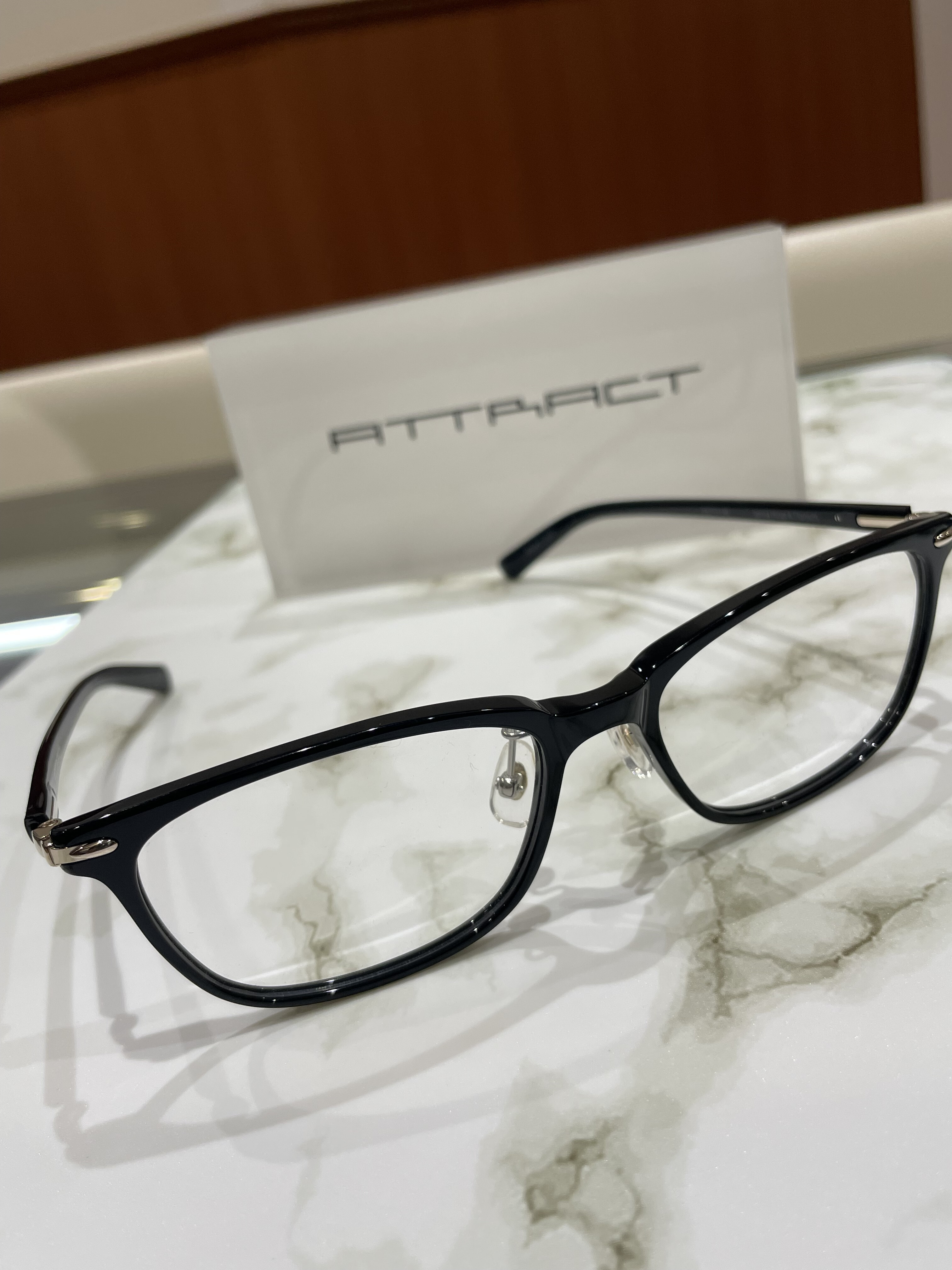 【ATTRACT】使いやすいシンプルなセルフレーム！