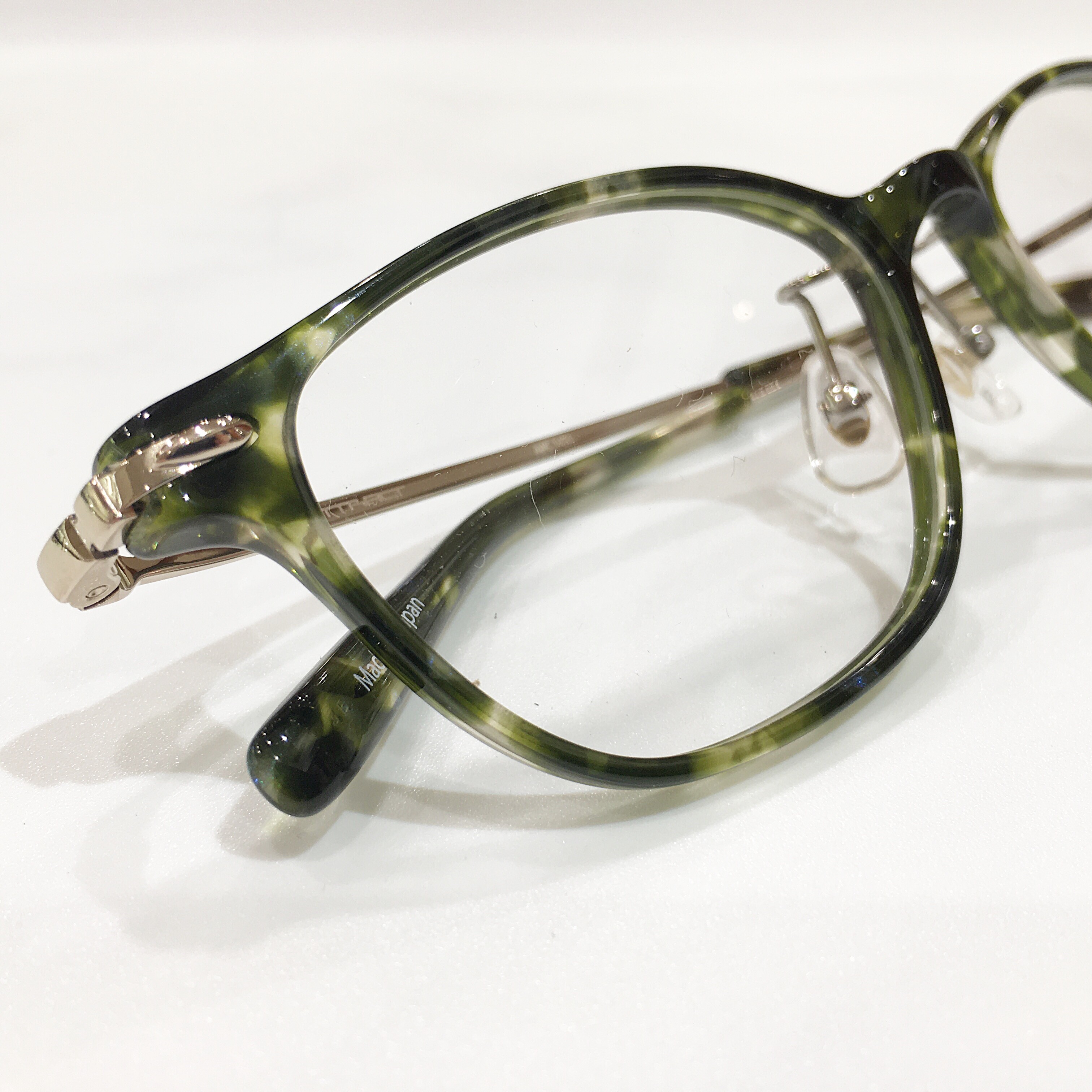 【ATTRACT】日本製の美しいカラーリングのメガネ♪