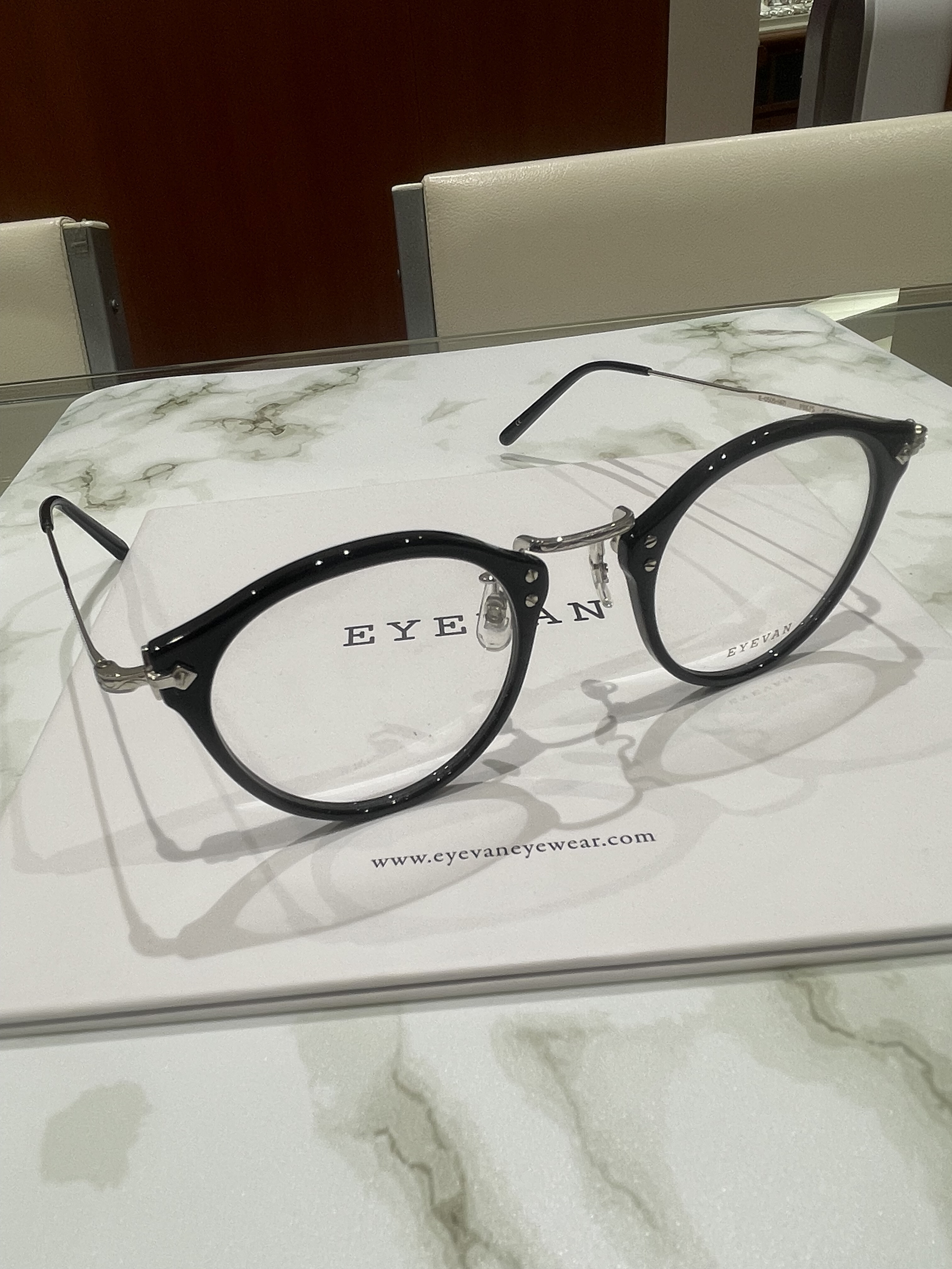 【EYEVAN】シンプルながらも拘りのコンビネーションフレーム!