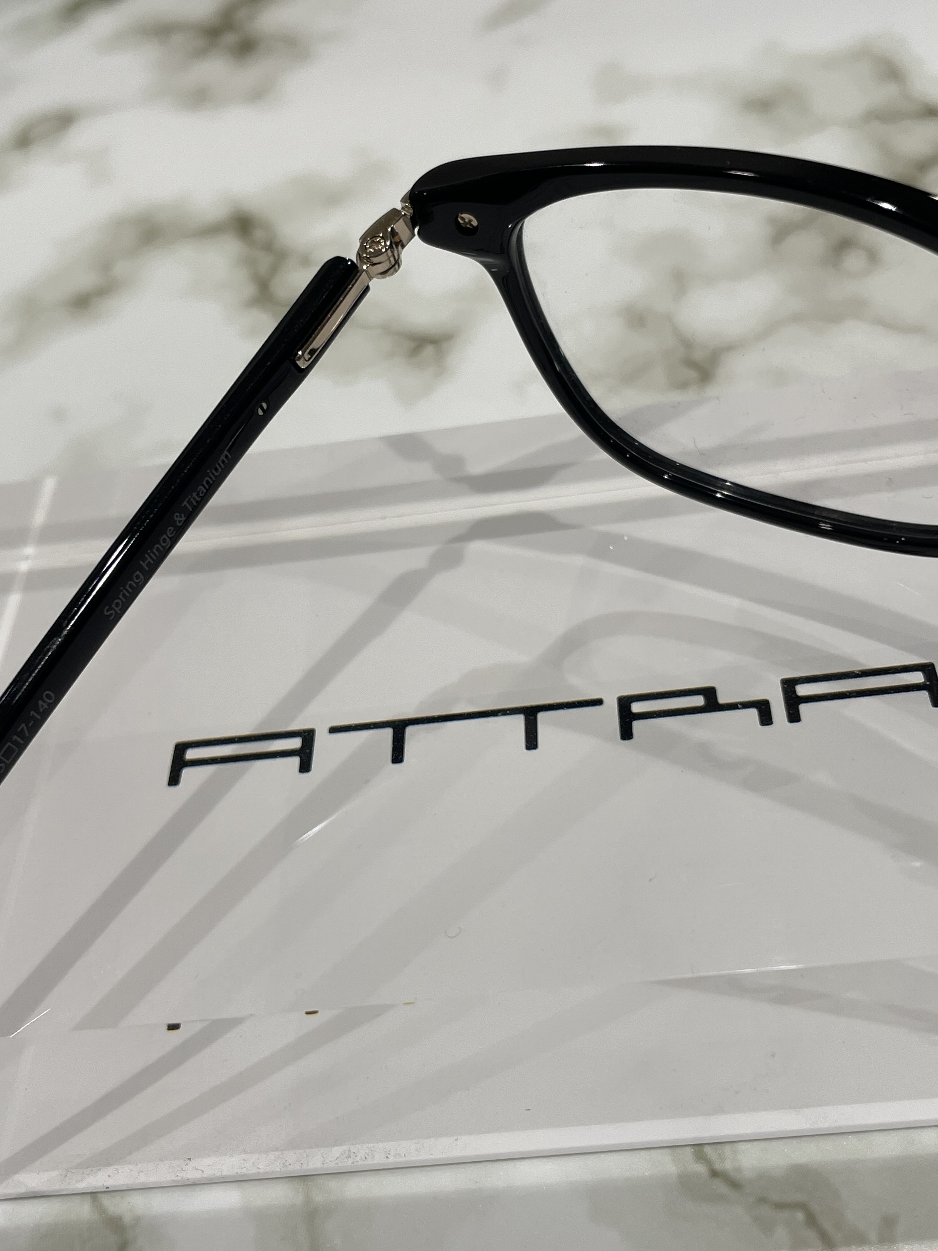 【ATTRACT】使いやすいシンプルなセルフレーム！