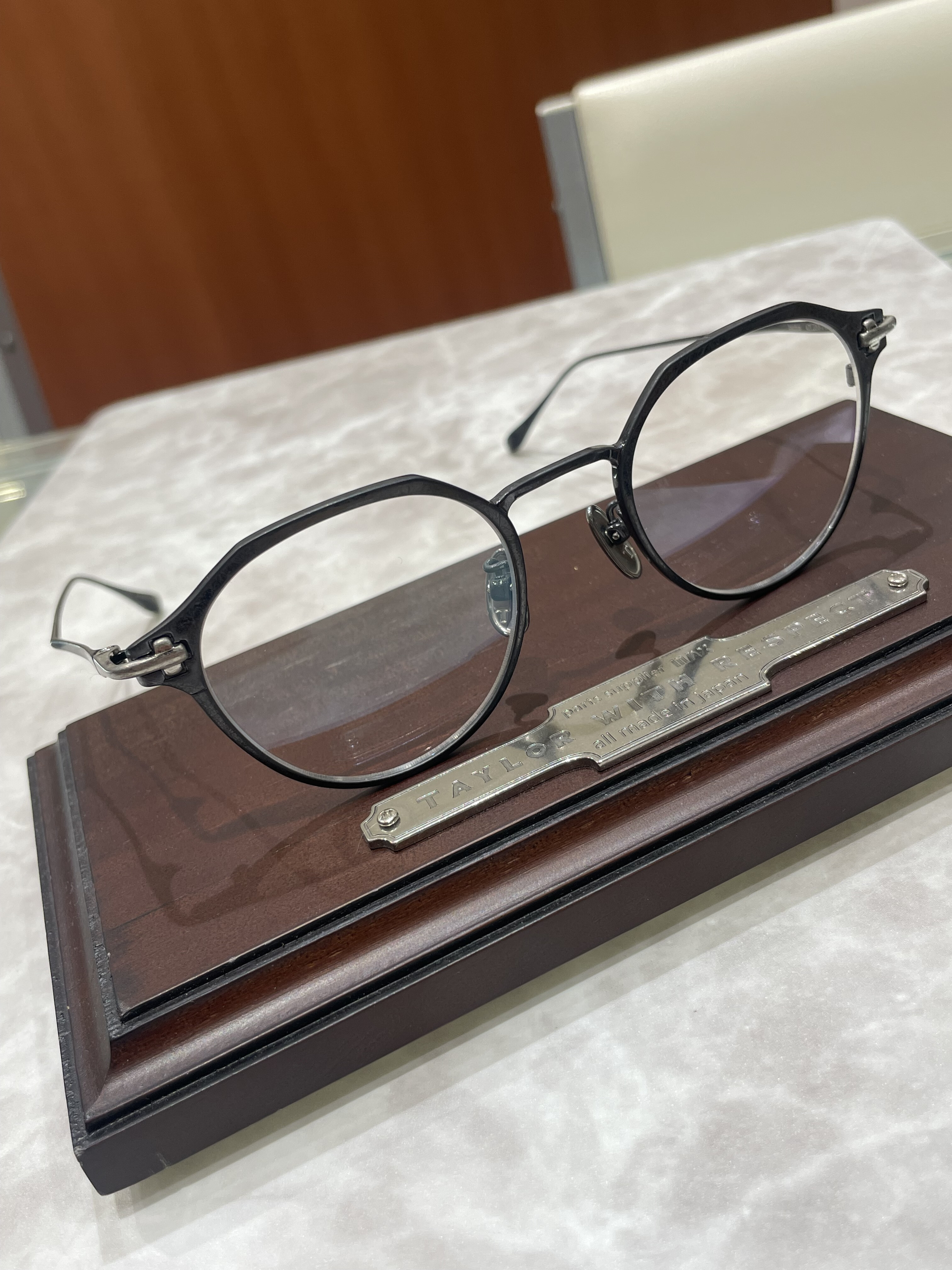 【TAYLOR WITH RESPECT】人気の高いメタルフレームに新色の登場です！