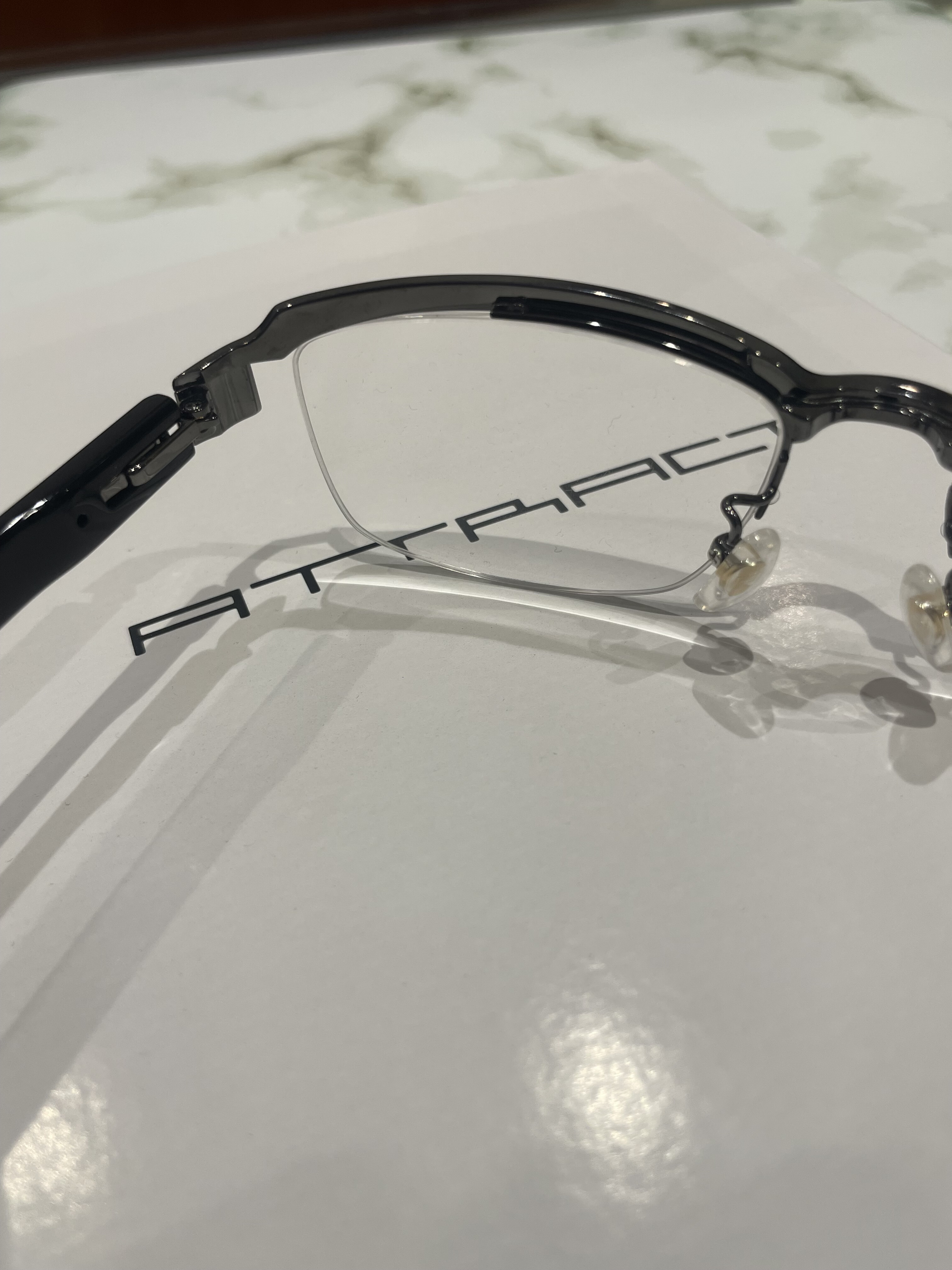 【ATTRACT】しっかりした作りのナイロールフレーム!