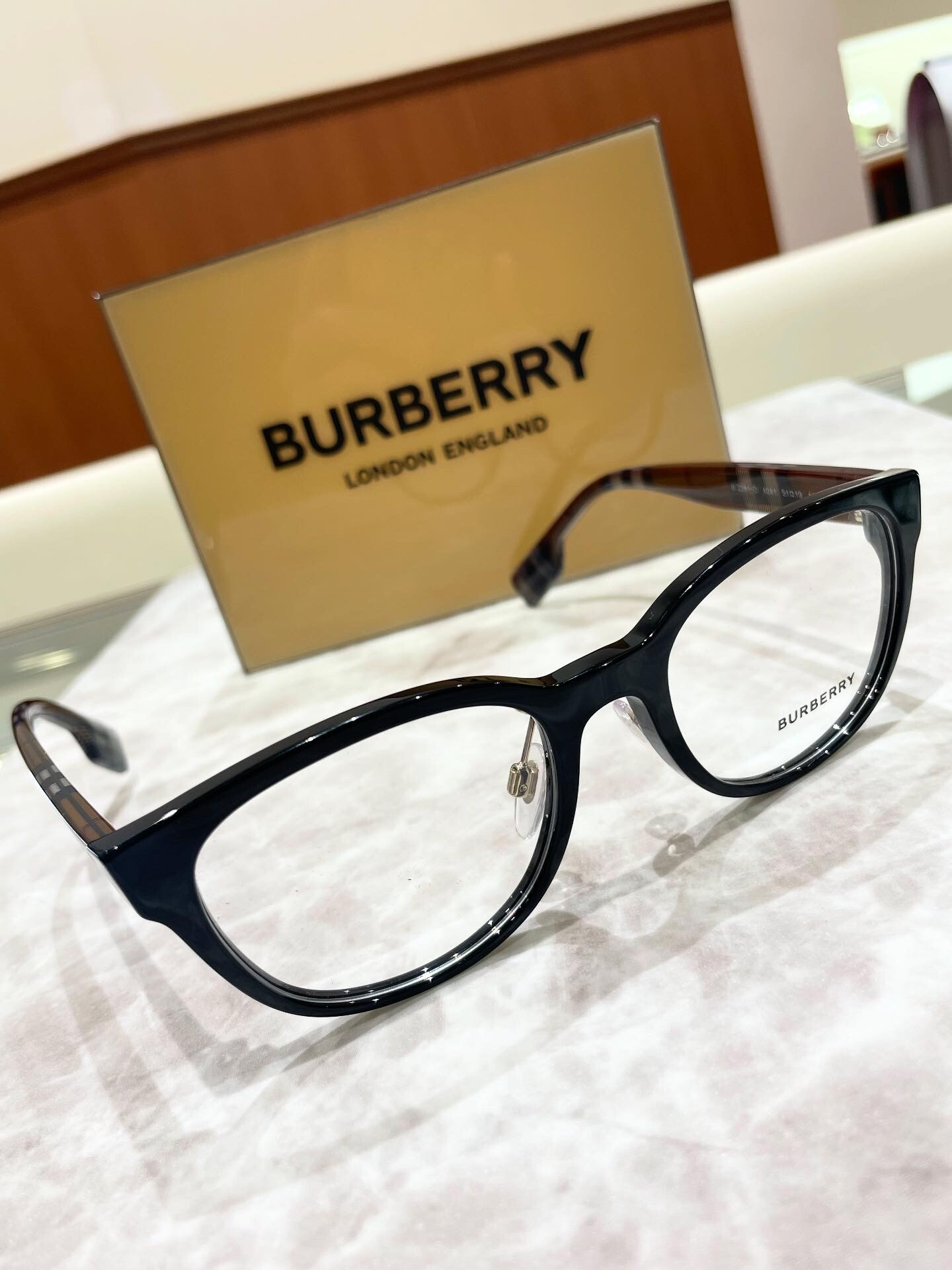 【BURBERRY】カジュアルに使いやすいウェリントンシェイプセルフレームの入荷です！