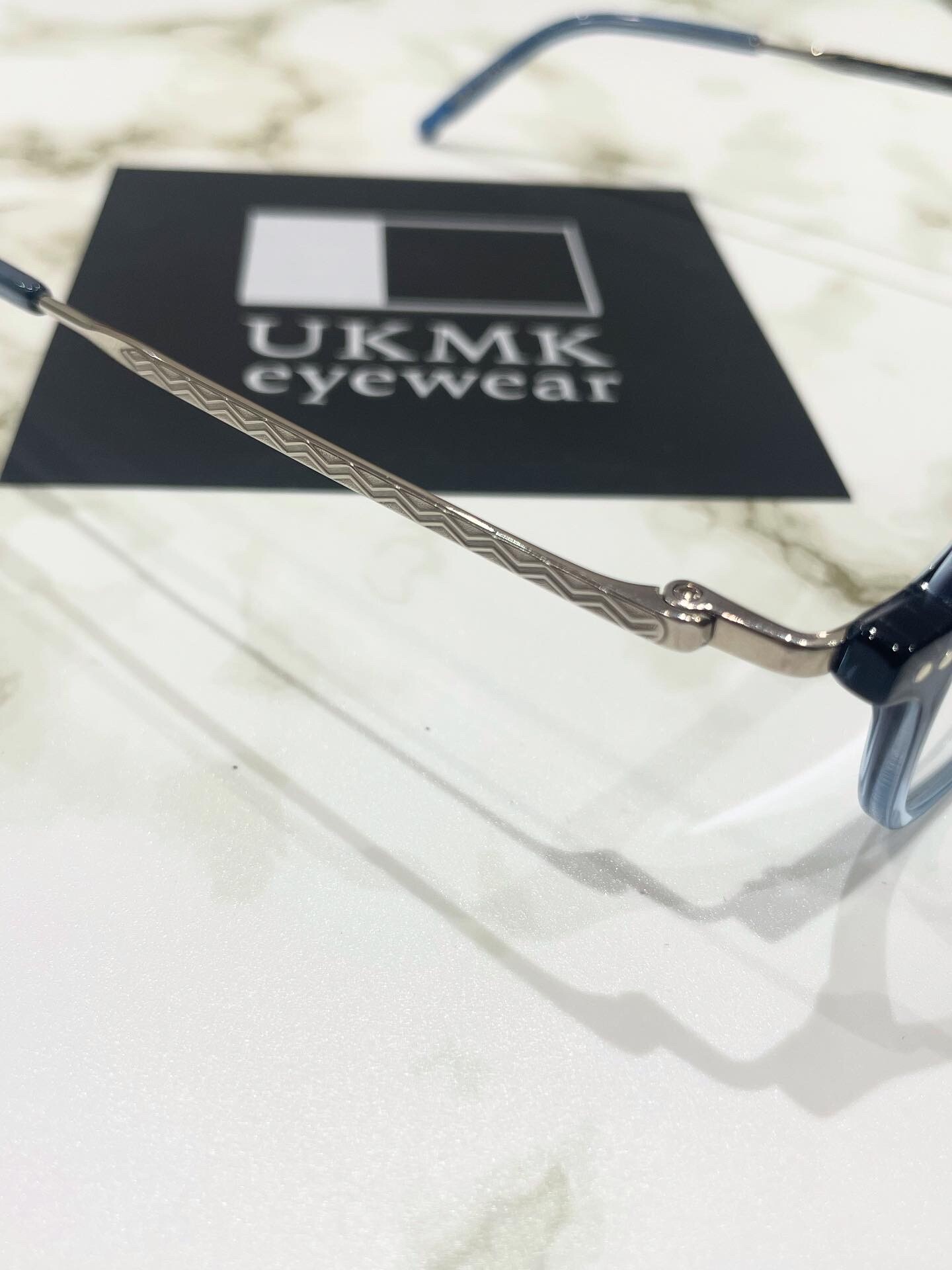 【UKMK eyewear】個性派ながらも掛けやすい一本!