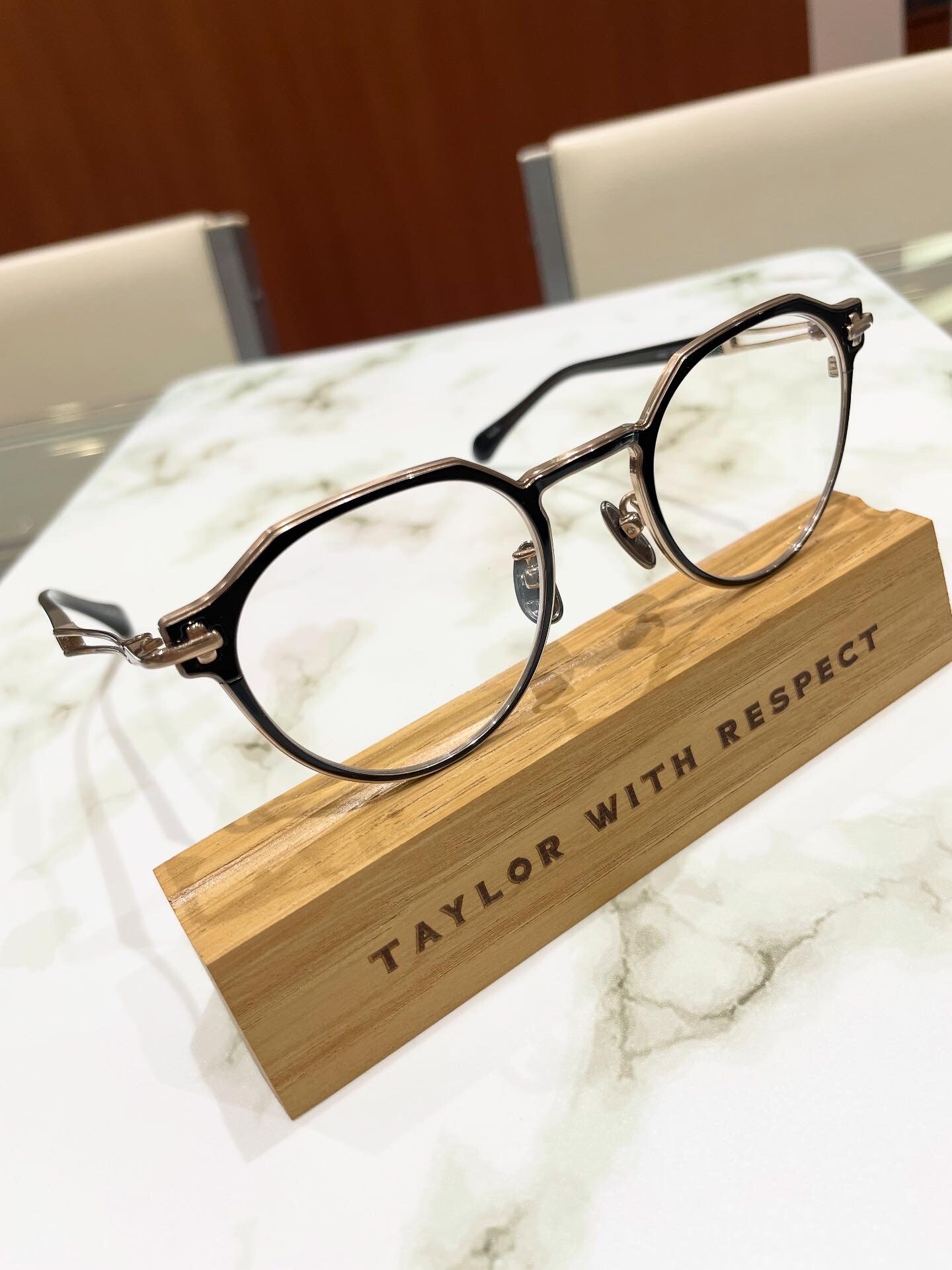 【TAYLOR WITH RESPECT】仕立ての良いメタルフレーム!
