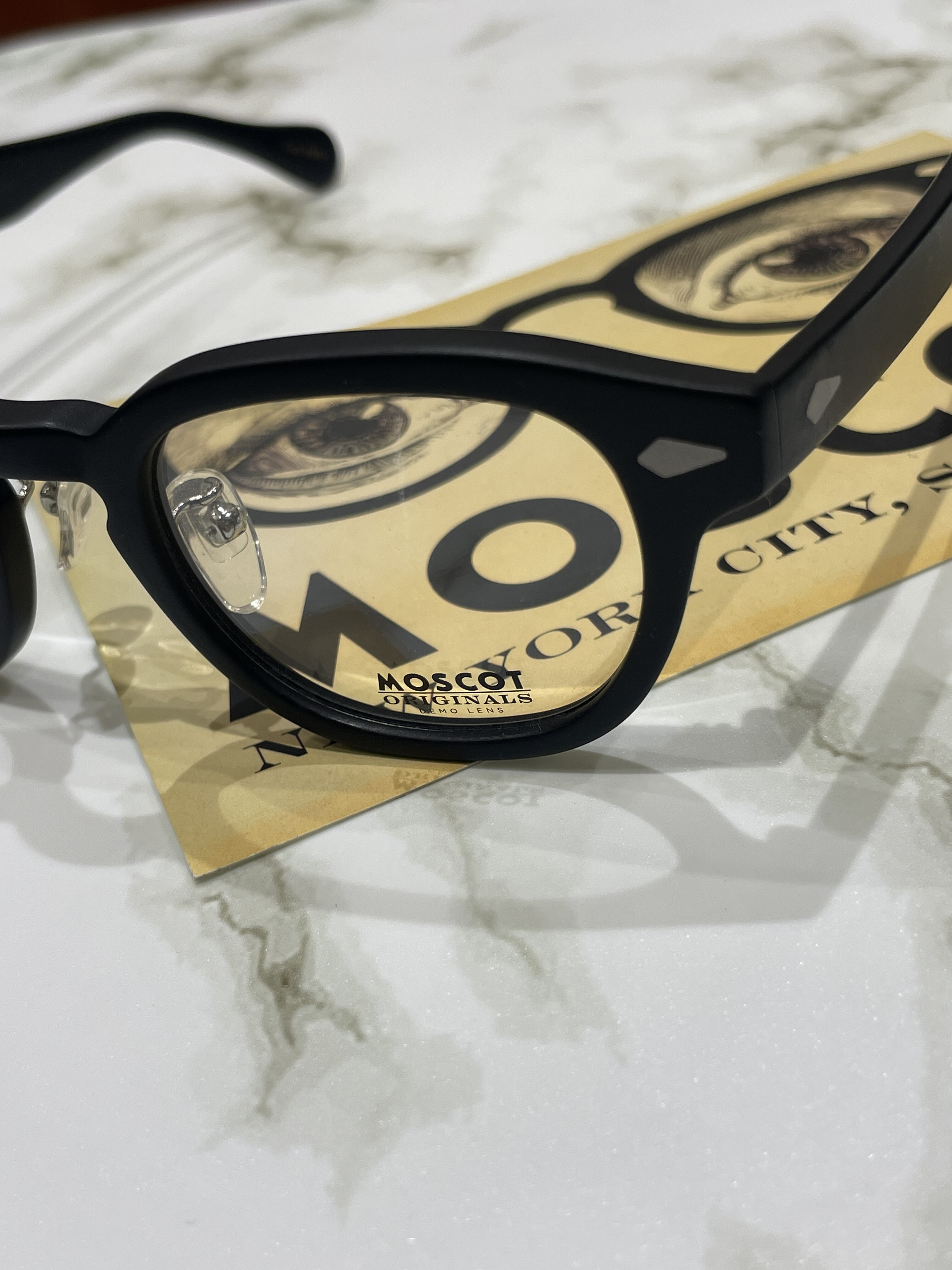 【MOSCOT】人気の肉厚セルフレーム!