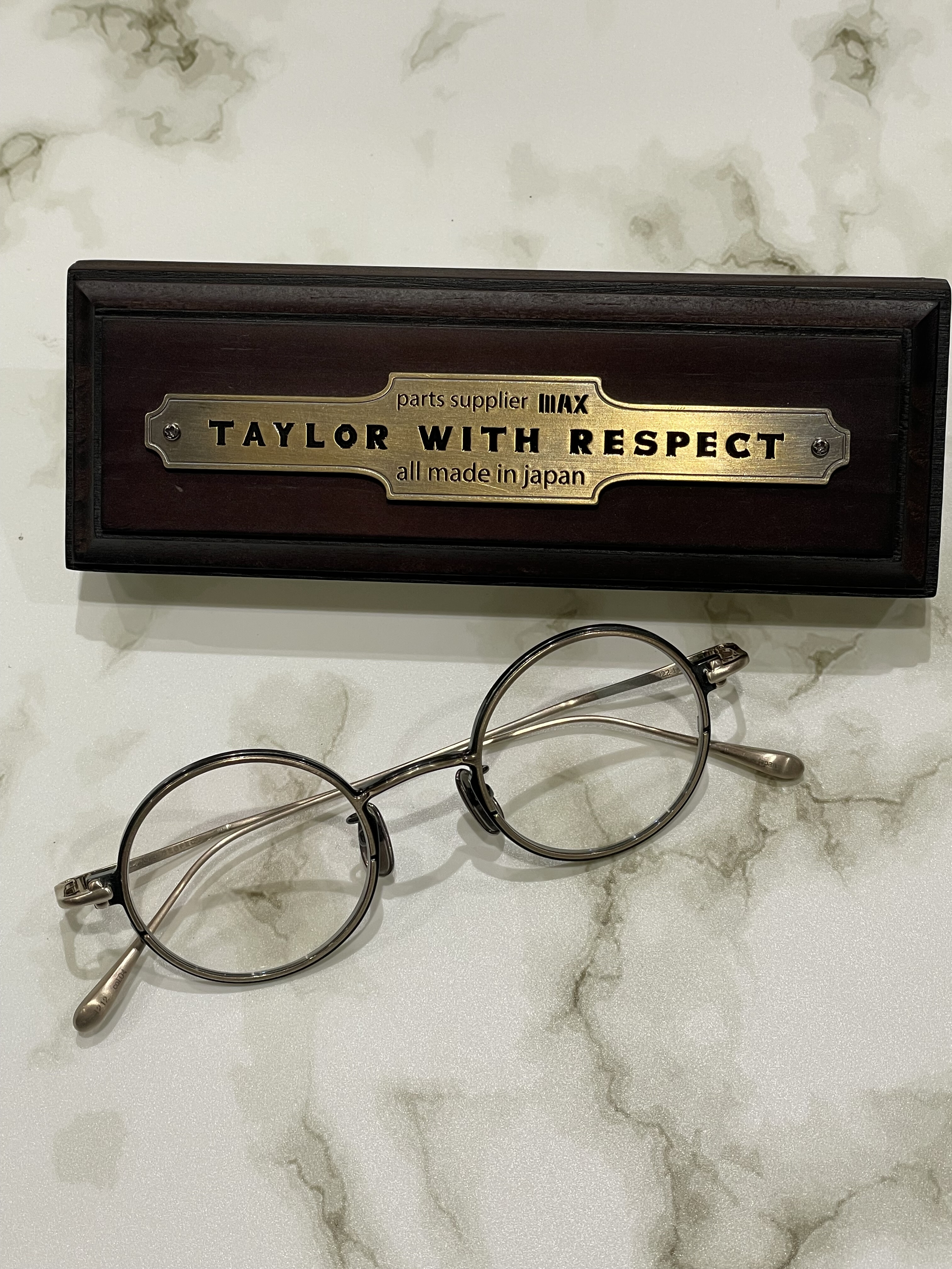 【TAYLOR WITH RESPECT】メーカー拘りのラウンドメタルフレーム！