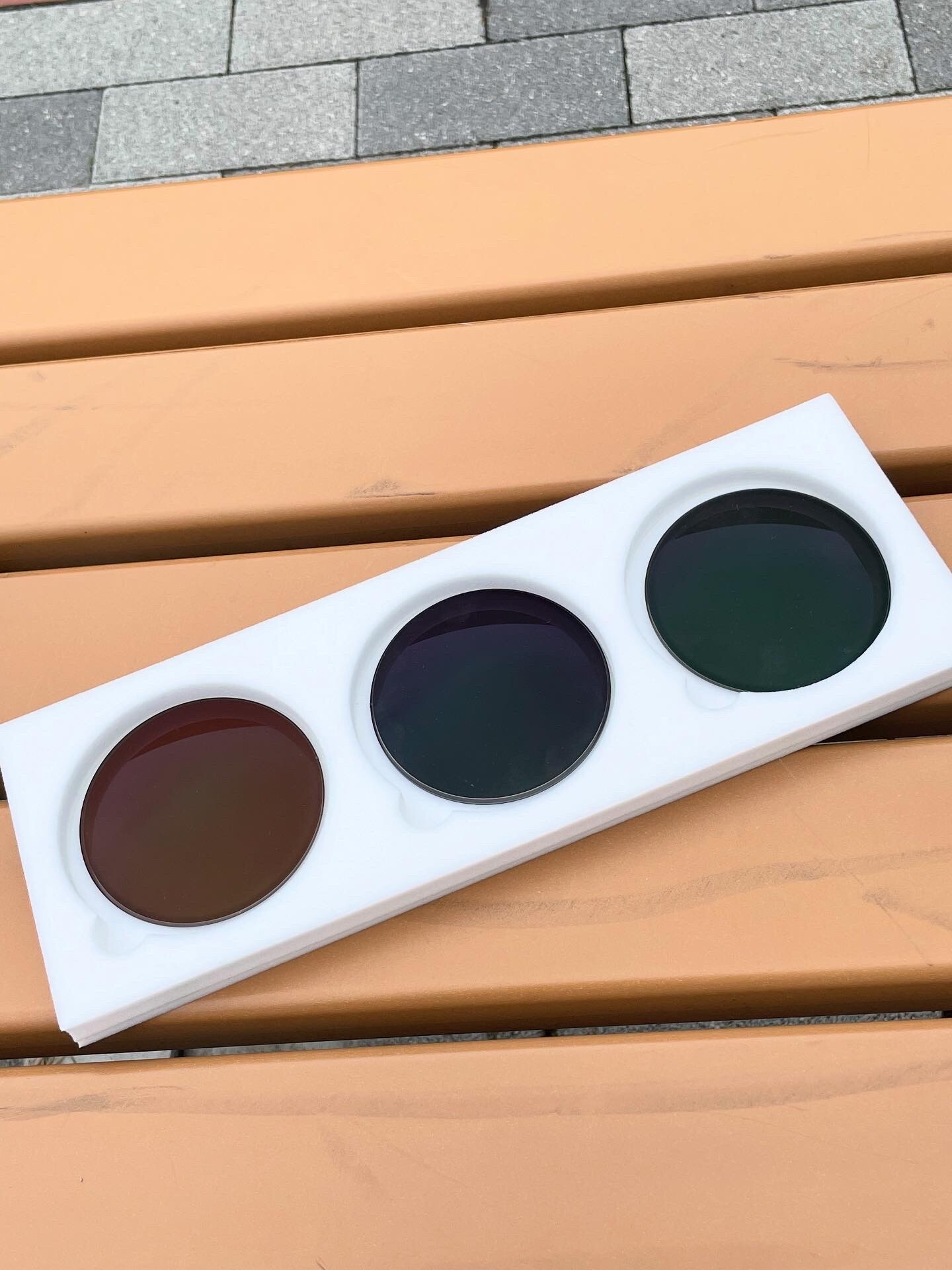 この夏調光レンズ搭載のメガネはいかがでしょうか？