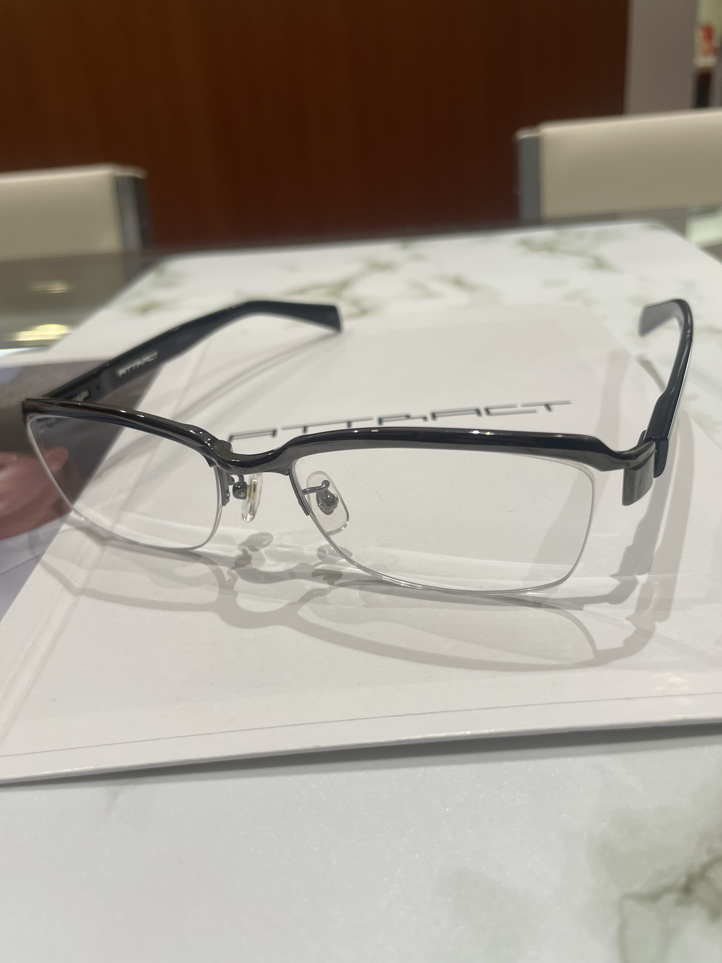 【ATTRACT】しっかりした作りのナイロールフレーム!