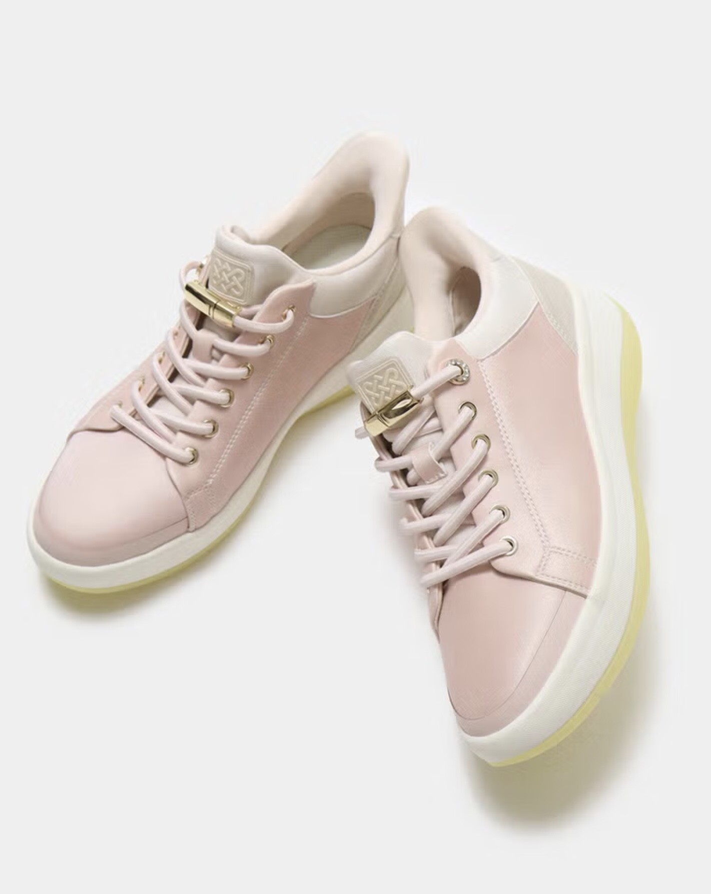 人気の撥水ハンズフリースニーカー新色ご紹介☘️