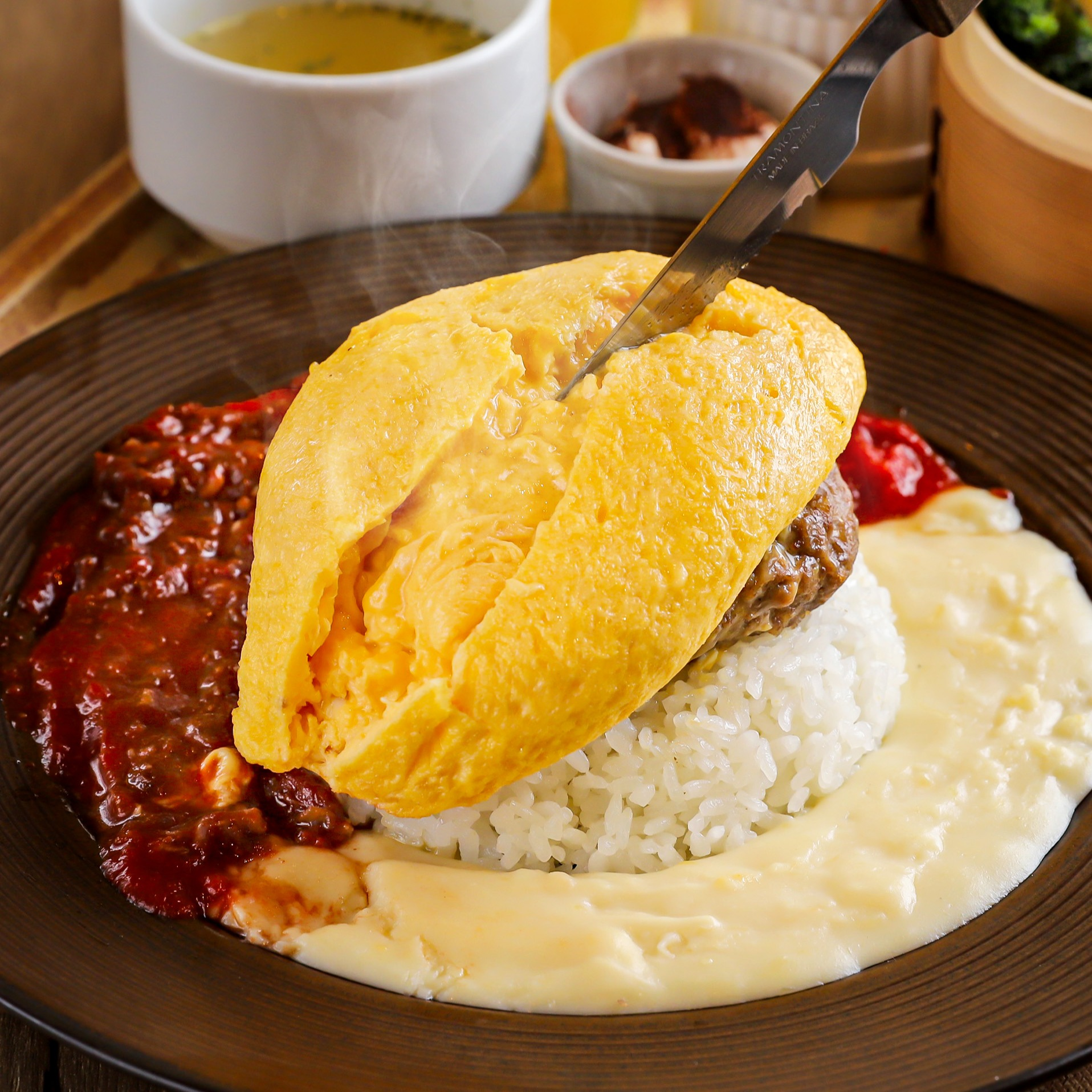 【チーズと生はちみつBeNe】新商品登場！ナイフを入れる瞬間が特別な体験となる「ふわとろハニーオムレツ」