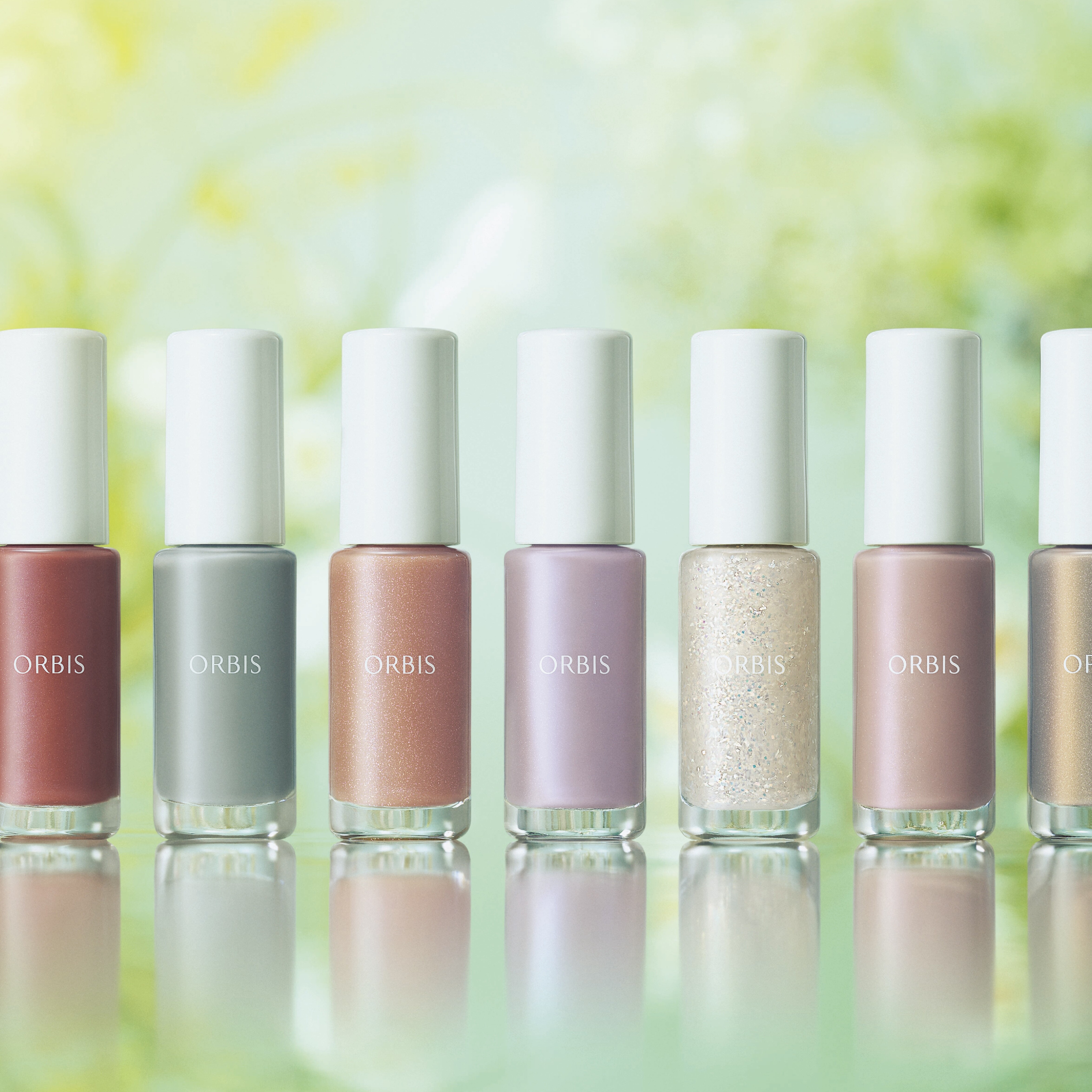 毎日の指先を美しく引き立てる夏の新色ネイル