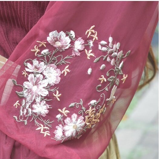 【秋物新作】コスモス刺繍がポイントのプルオーバー♪