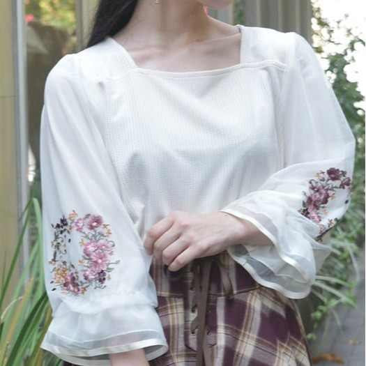 【秋物新作】コスモス刺繍がポイントのプルオーバー♪