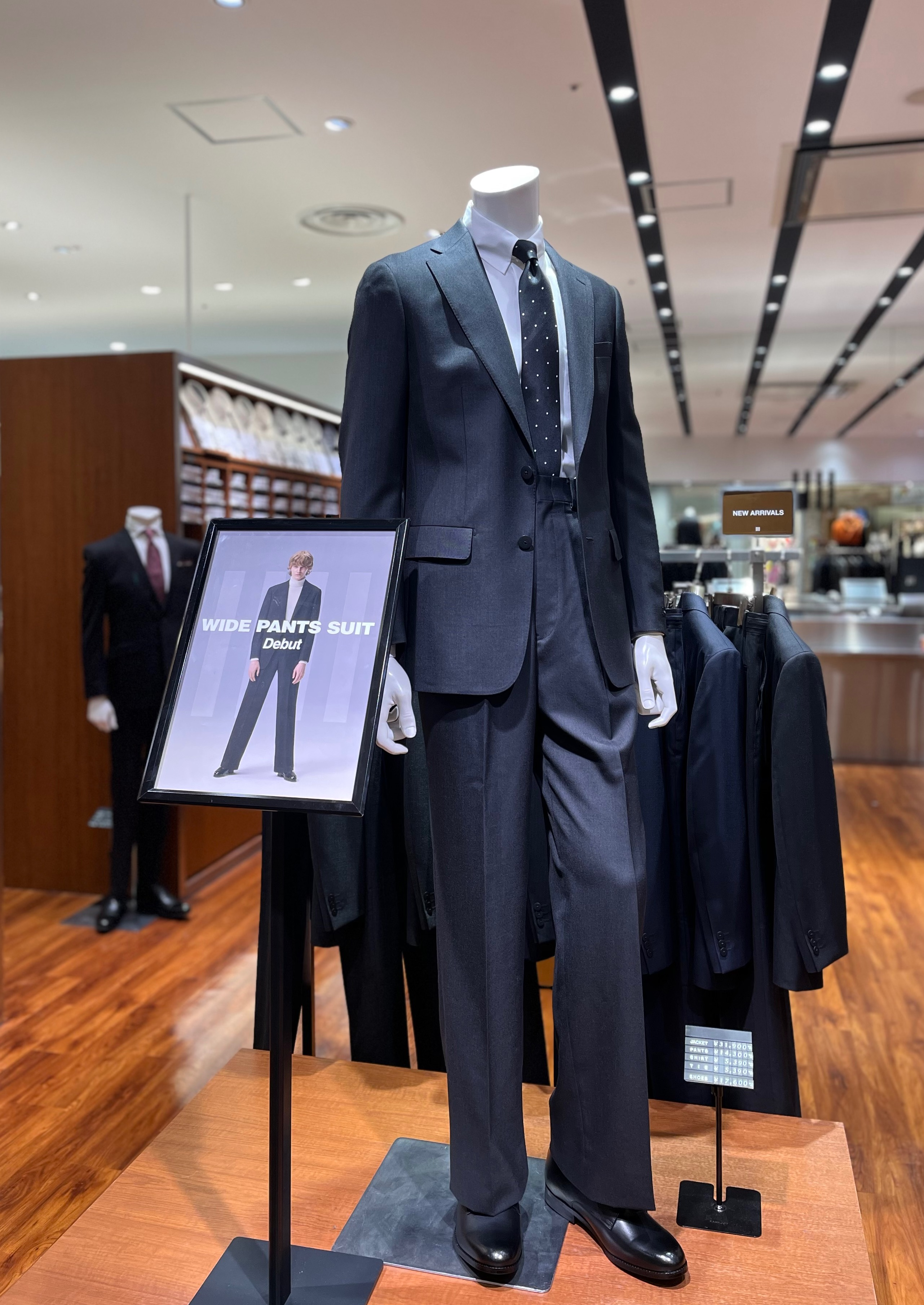 WIDE PANTS SUIT Debut
