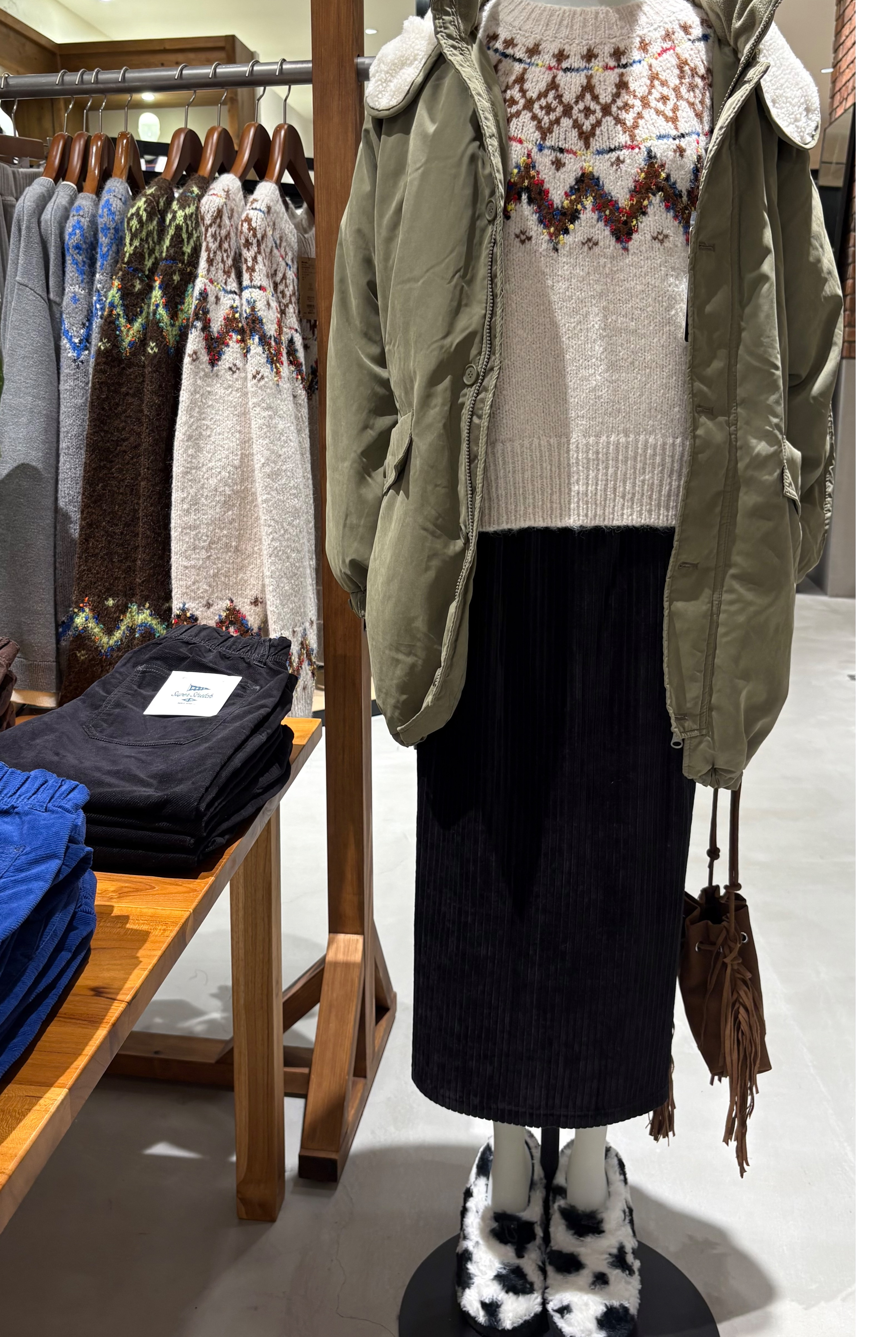 アウターやニット入荷しております！！