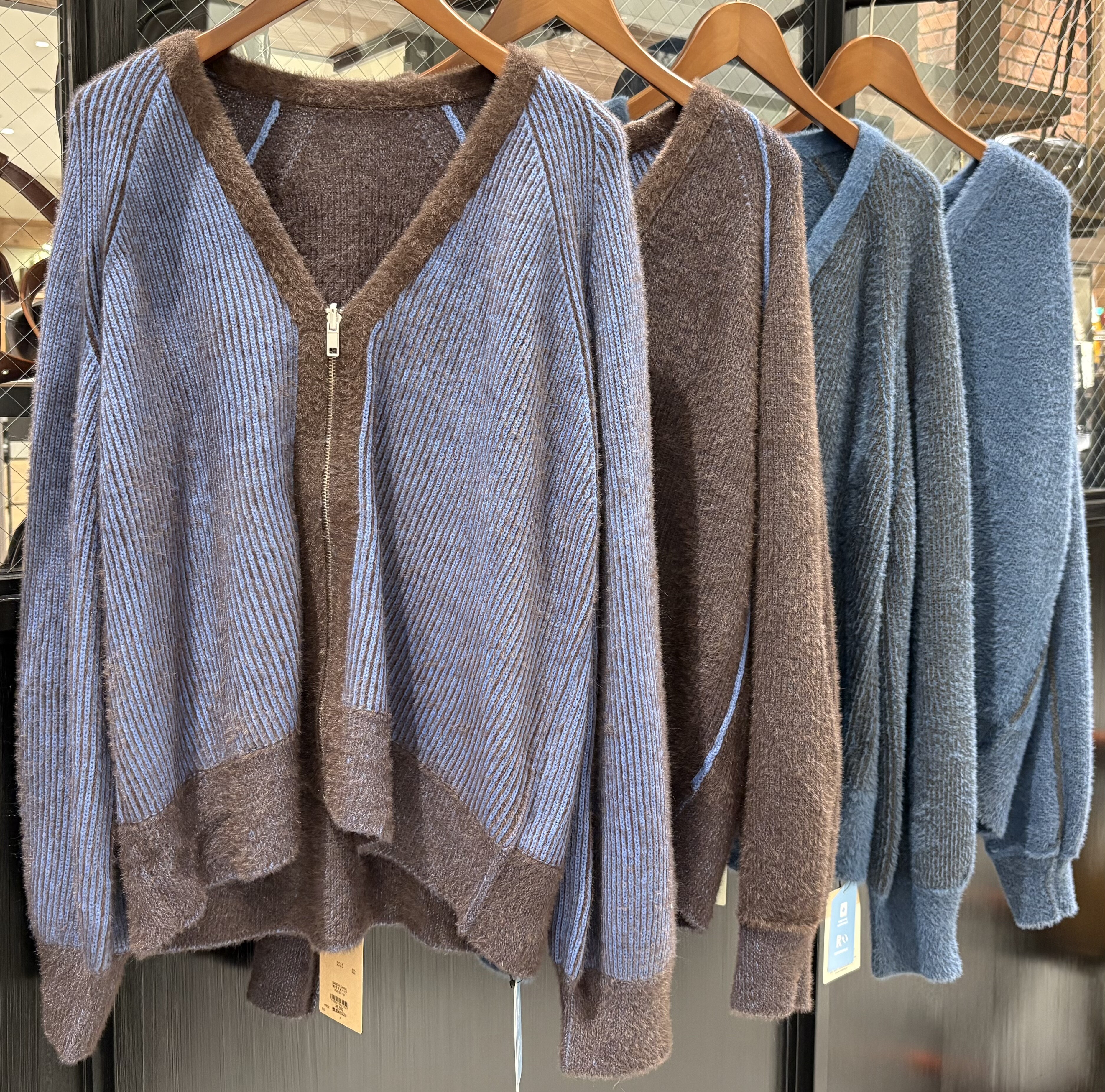 リバーシブルのカーディガン入荷しています!!