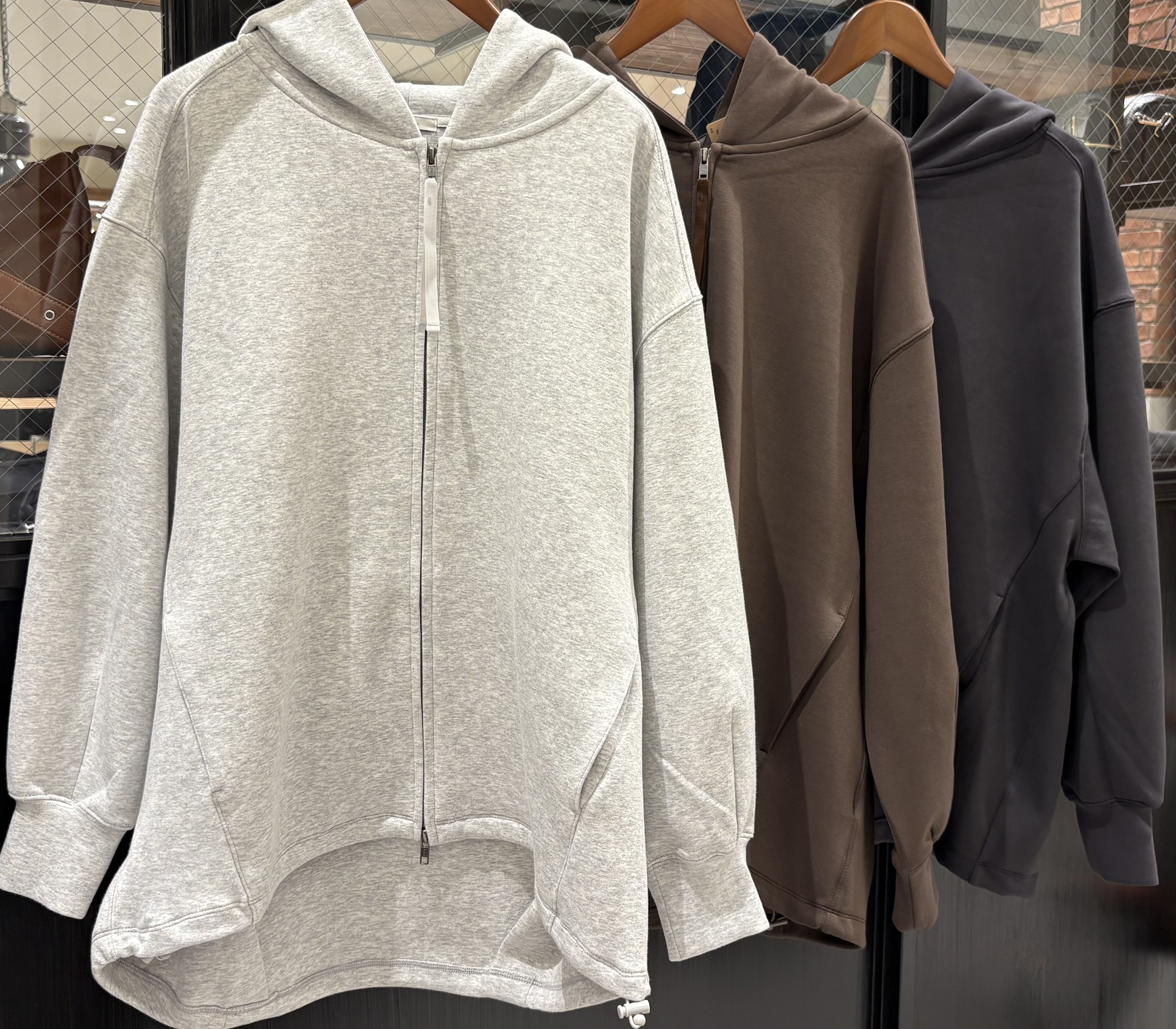 リバーシブルのカーディガン入荷しています!!