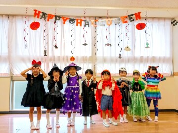 なるみ幼稚園児たちのハロウィンパレード