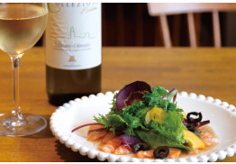 【推し酒】旬のお魚を使ったカルパッチョと白ワイン(トレビアーノ)　1,573円