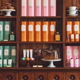 フレグランスシリーズ 「TEA MEMORIAL」がリニューアル。 “わたしらしい香りをまとう”をテーマに、 オードパルファムなど新しいアイテムが登場します。