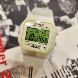 【TIMEX】腕時計全体が蓄光素材でできたユニークな腕時計の登場！