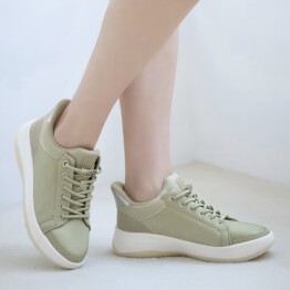 人気の撥水ハンズフリースニーカー新色ご紹介☘️