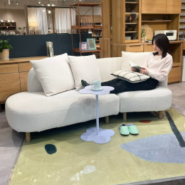 【新作ソファ】自由な姿勢でくつろげる、丸みが可愛い「LUNOM」