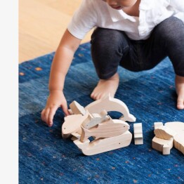 贈り物に天然木のおもちゃ