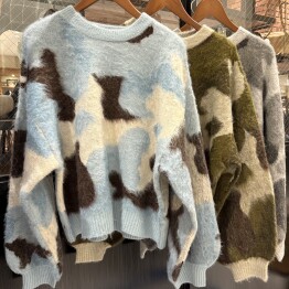 新作のニット入荷しました！