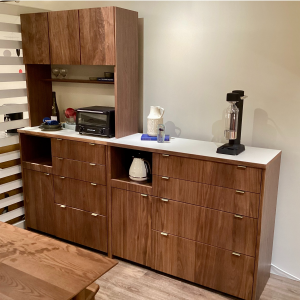 お部屋に合わせてカラー選びができるキッチン収納