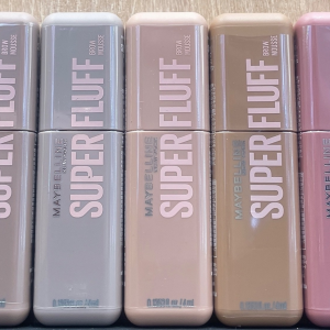 🆕販売開始時から大人気‼️💁‍♀️ メイベリン新作眉マスカラがついにローズマリーに入荷😻🎶 簡単にトレンド眉になれちゃうアイテムを徹底紹介いたします😽🫶 メイベリンSPフラッフブロウムース　¥1,672（税込）