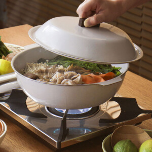 鍋を囲む食卓