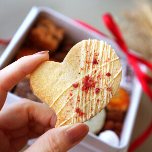 バレンタインのクッキー缶、２月１日より新発売！