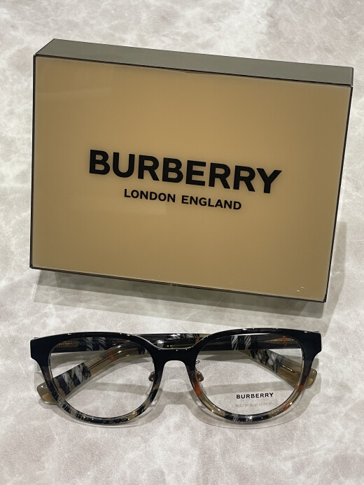 【BURBERRY】カジュアルに使えるセルフレーム！