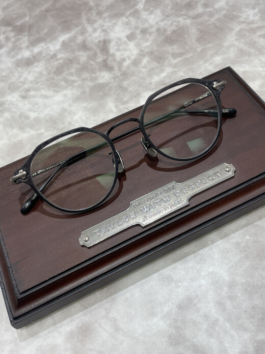 【TAYLOR WITH RESPECT】人気の高いメタルフレームに新色の登場です！
