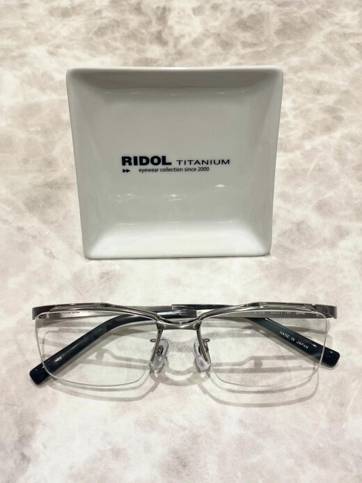 【RIDOL】スッキリした印象の跳ね上げフレーム！