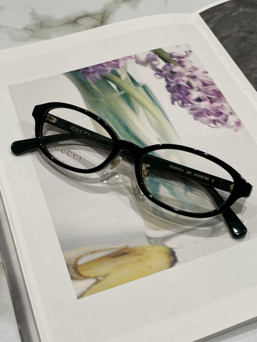 【GUCCI】お洒落で落ち着いた色合いのセルフレーム！