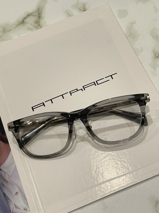 【ATTRACT】掛けやすいクリアセルフレーム！